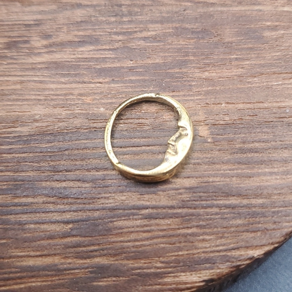 P125 man in the moon pendant